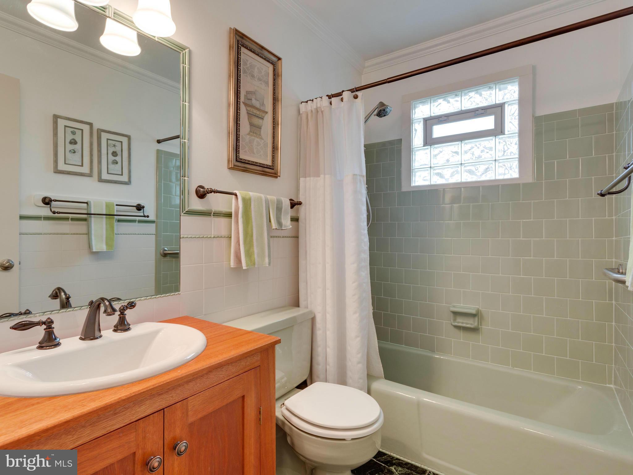 9206 Setter Place Springfield, VA 22153 - Photo 17 of 30 Hall bath