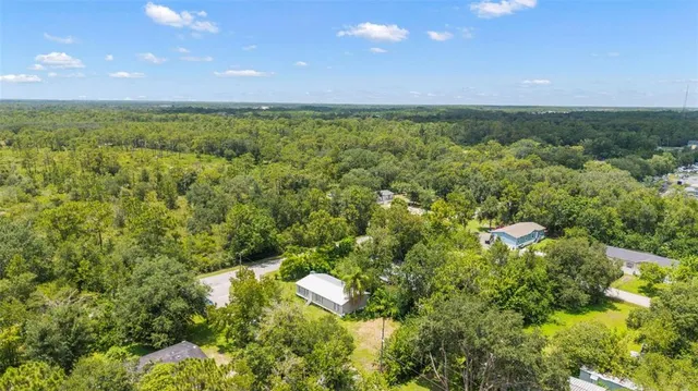 a view of a yard with a house