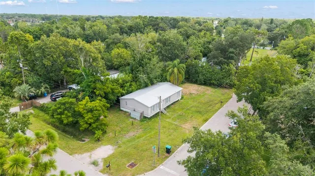 a view of a back yard