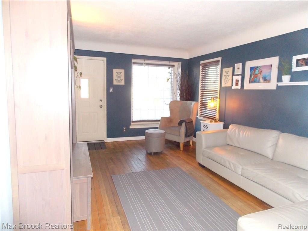 675 Stratford Road Ferndale, MI 48220 - Photo 6 of 24 living 2.JPG