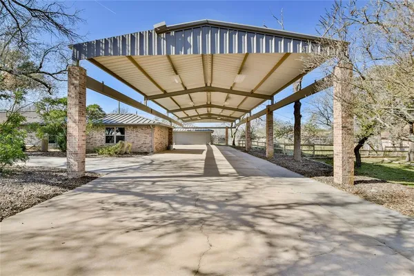 a view of road with yard