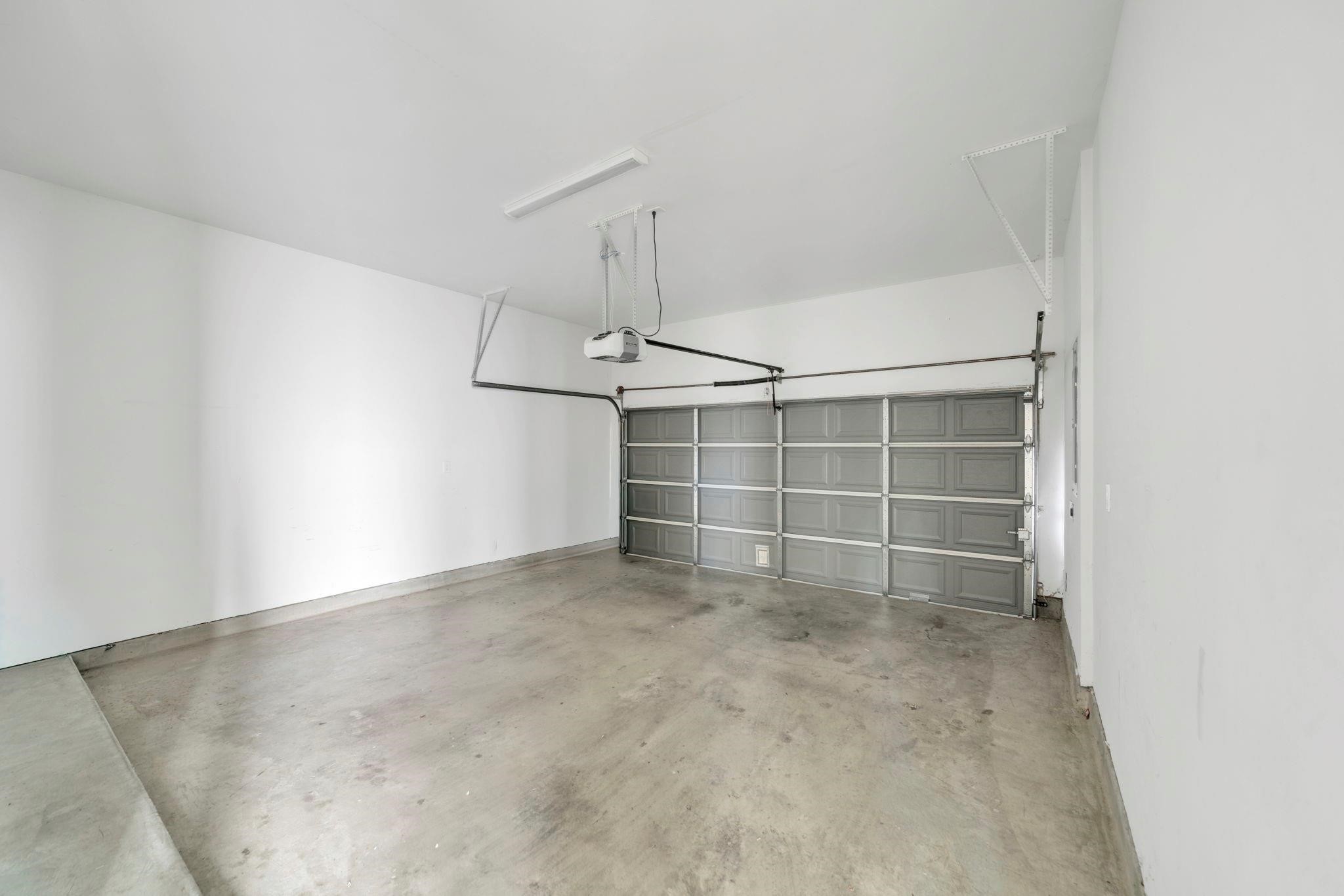 9551 Neuens Road, Unit B Houston, TX 77080 - Photo 34 of 34 an empty room with a empty space