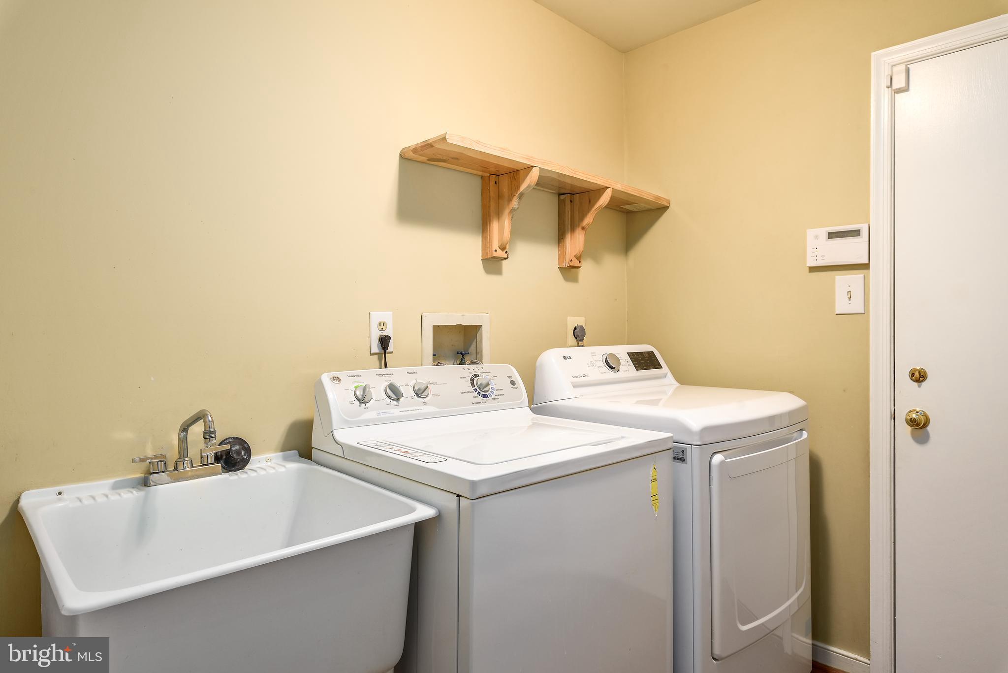 10405 Dunn Meadow Road Vienna, VA 22182 - Photo 19 of 38 Laundry room with sink