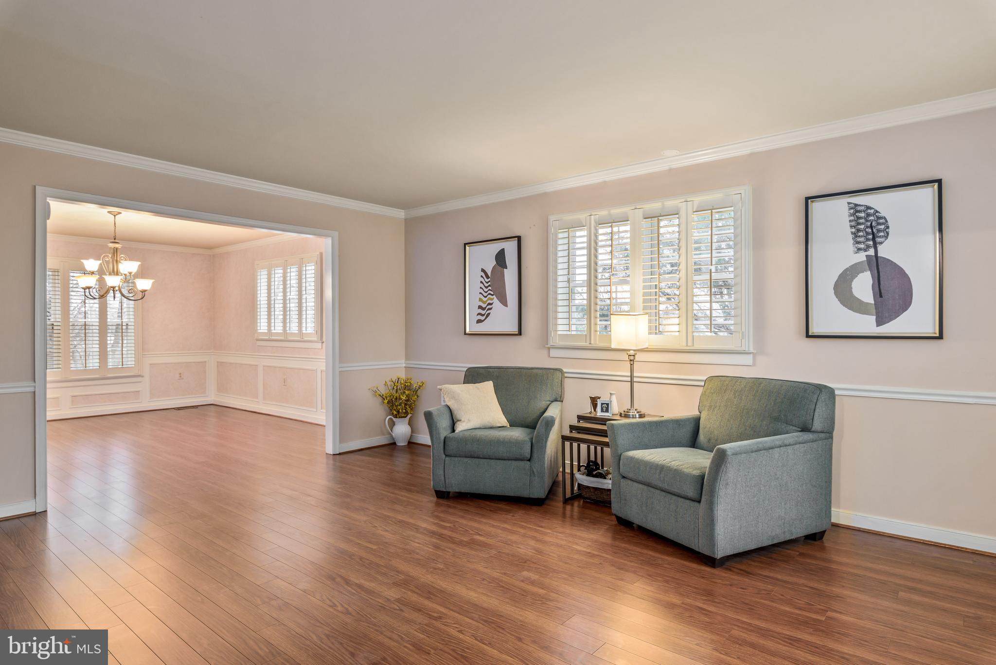 10405 Dunn Meadow Road Vienna, VA 22182 - Photo 7 of 38 Expansive living room