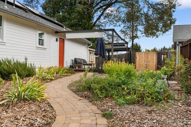 a view of backyard of the house