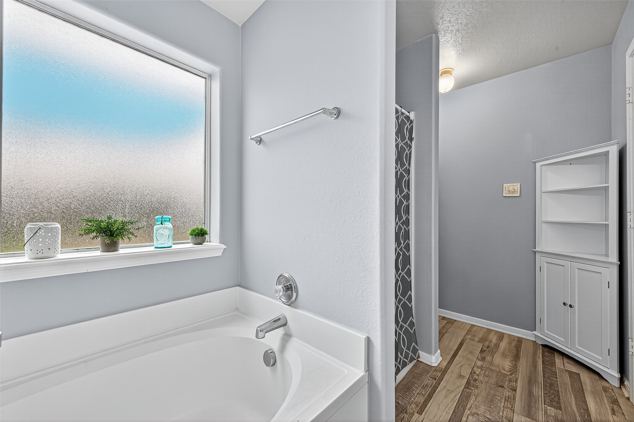 919 Wild Cotton Road Rosenberg, TX 77471 - Photo 10 of 20 a bathroom with a bathtub and a sink