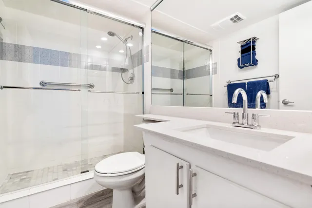 a close up view of a washer and dryer