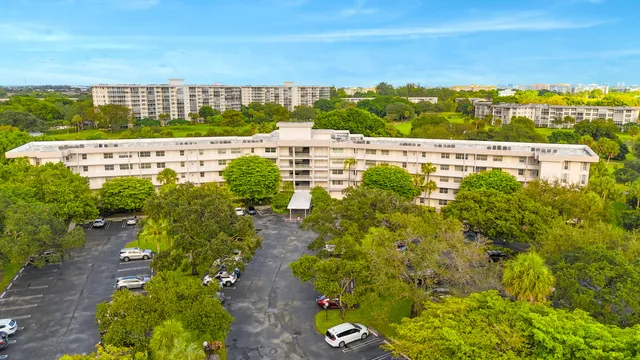 $3,000 | 3900 Oaks Clubhouse Drive, Unit 503, Pompano Beach, FL 33069