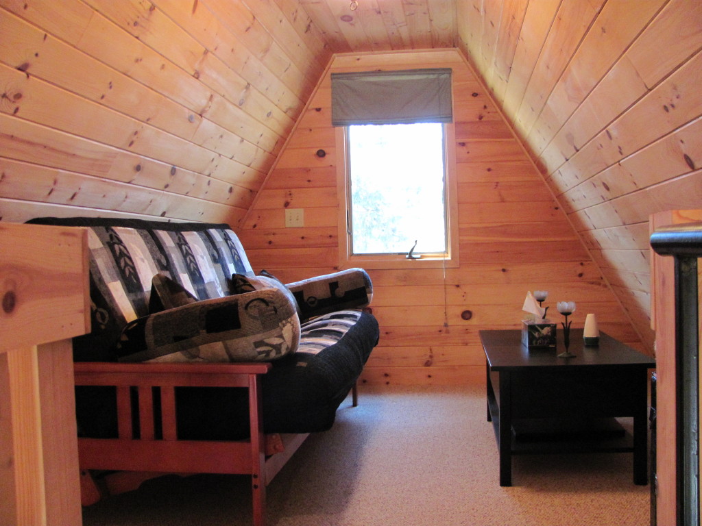 1525 North Main Road Otis, MA 01253 - Photo 6 of 13 a living room with furniture