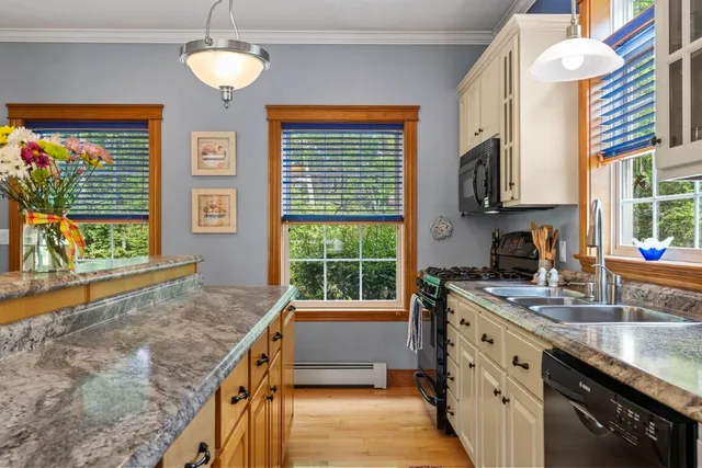 $869,000 | 29 Wiscasset Road, Boothbay, ME 04537