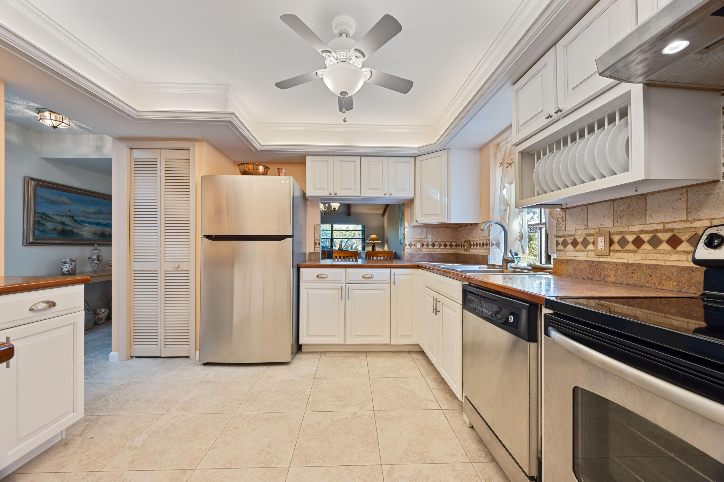 8 Ridge Pointe Drive, Unit D Boynton Beach, FL 33435 - Photo 4 of 30 Kitchen