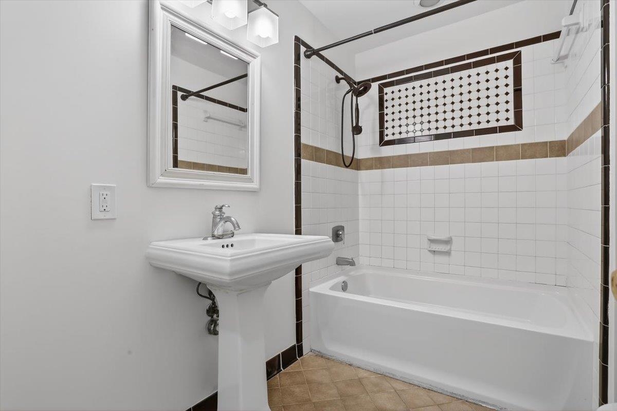 4850 Marcel Avenue Memphis, TN 38122 - Photo 15 of 20 Full bath with shower combination
