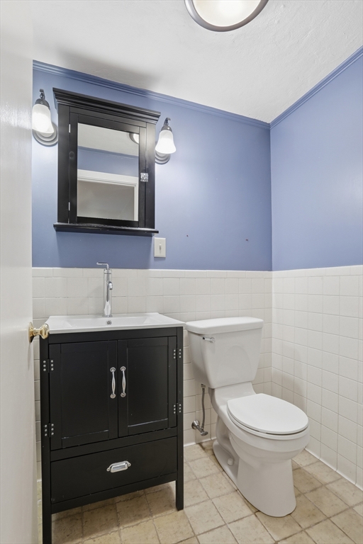 5 Carnegie Place Lexington, MA 02420 - Photo 18 of 39 a bathroom with a toilet a sink and mirror