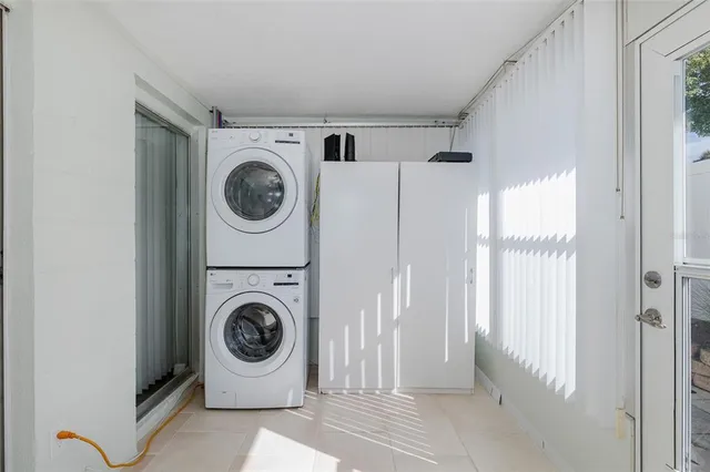 a view of a livingroom with washer and dryer