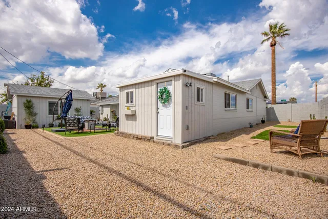 a view of a backyard