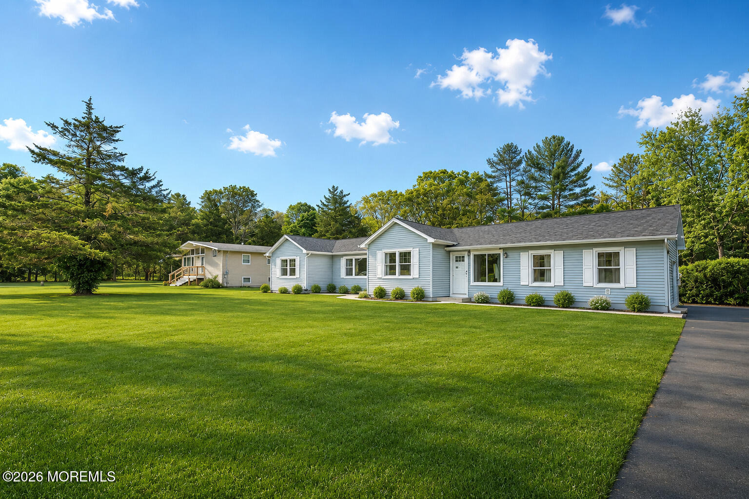 5 Riccis Drive Jackson, NJ 08527 - Photo 4 of 32 a front view of a house with a garden