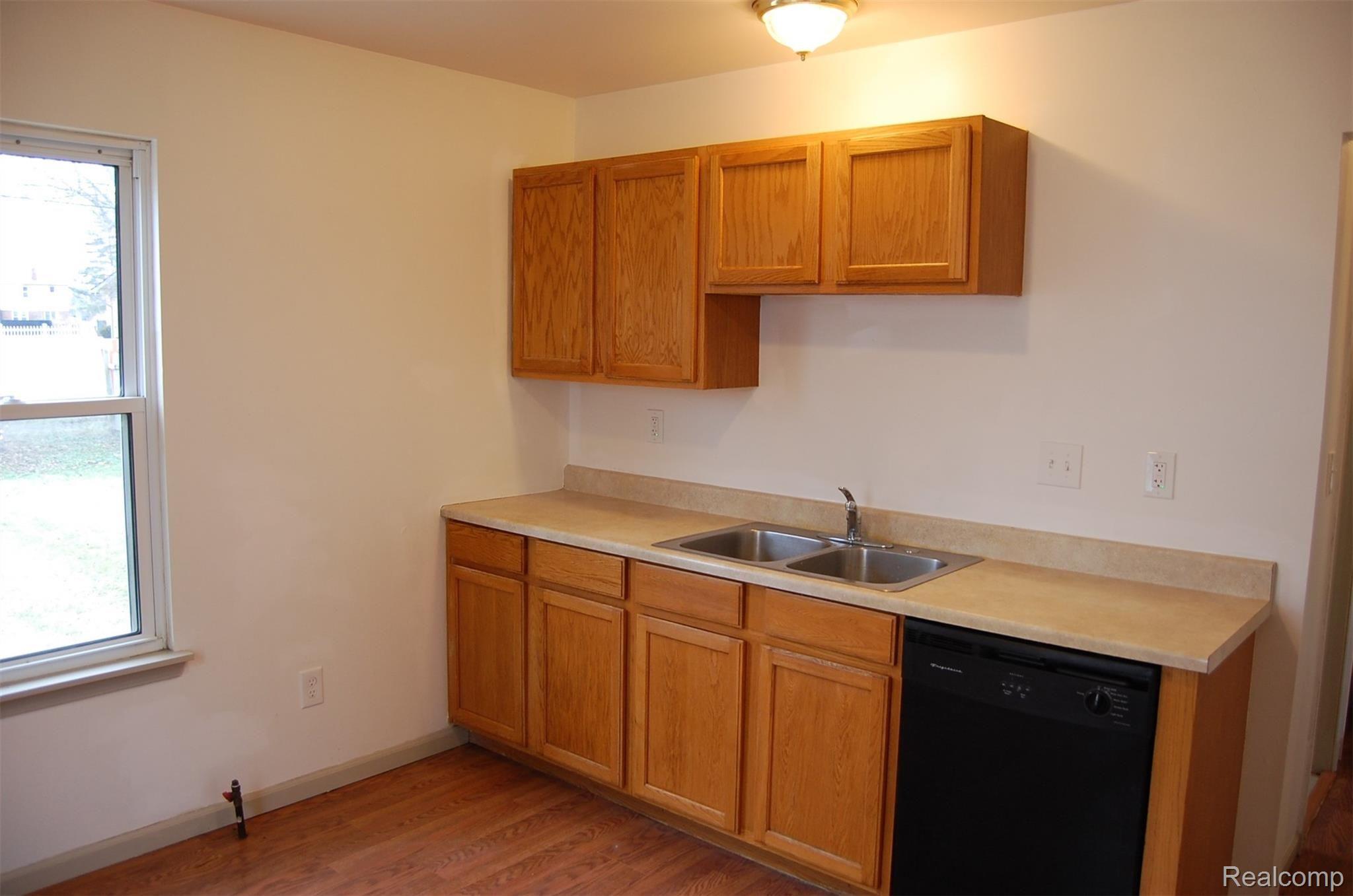 407 Frazier Street River Rouge, MI 48218 - Photo 4 of 18 DSC_0036.JPG