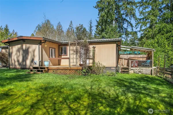 a view of a house with backyard