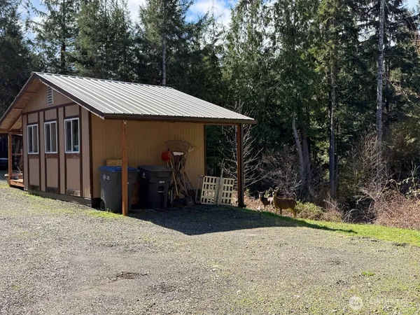 a view of a house with backyard