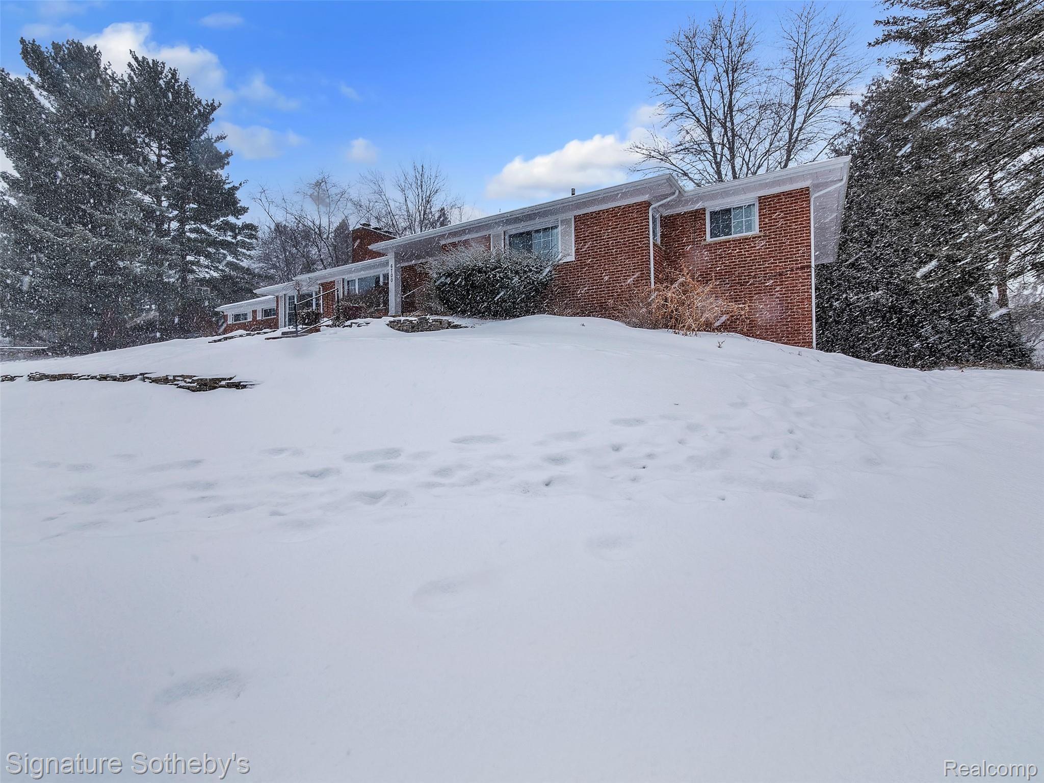 6700 Meadowlake Road Bloomfield Hills, MI 48301 - Photo 42 of 58 05-6700-Meadowlake-Rd-WindowStill-Real-Estate-Photgraphy-5.jpg