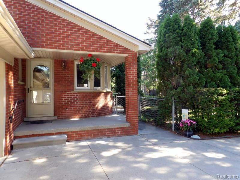 10453 Reeck Road Allen Park, MI 48101 - Photo 9 of 63 102_2076.JPG