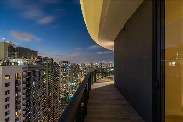 $6,800 | 45 Southwest 9th Street, Unit 4708, Miami, FL 33130