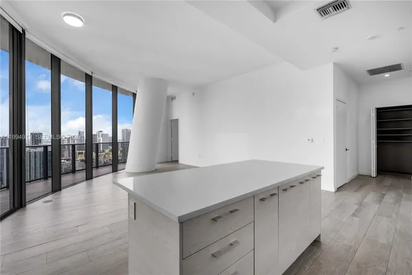 $6,800 | 45 Southwest 9th Street, Unit 4708, Miami, FL 33130