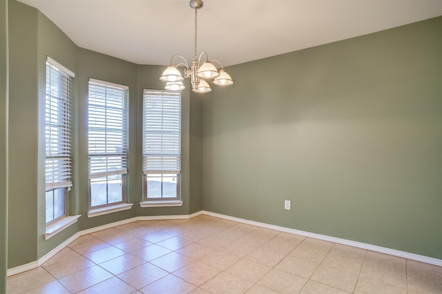 6921 95th Street Lubbock, TX 79424 - Photo 16 of 32 a view of livingroom with window