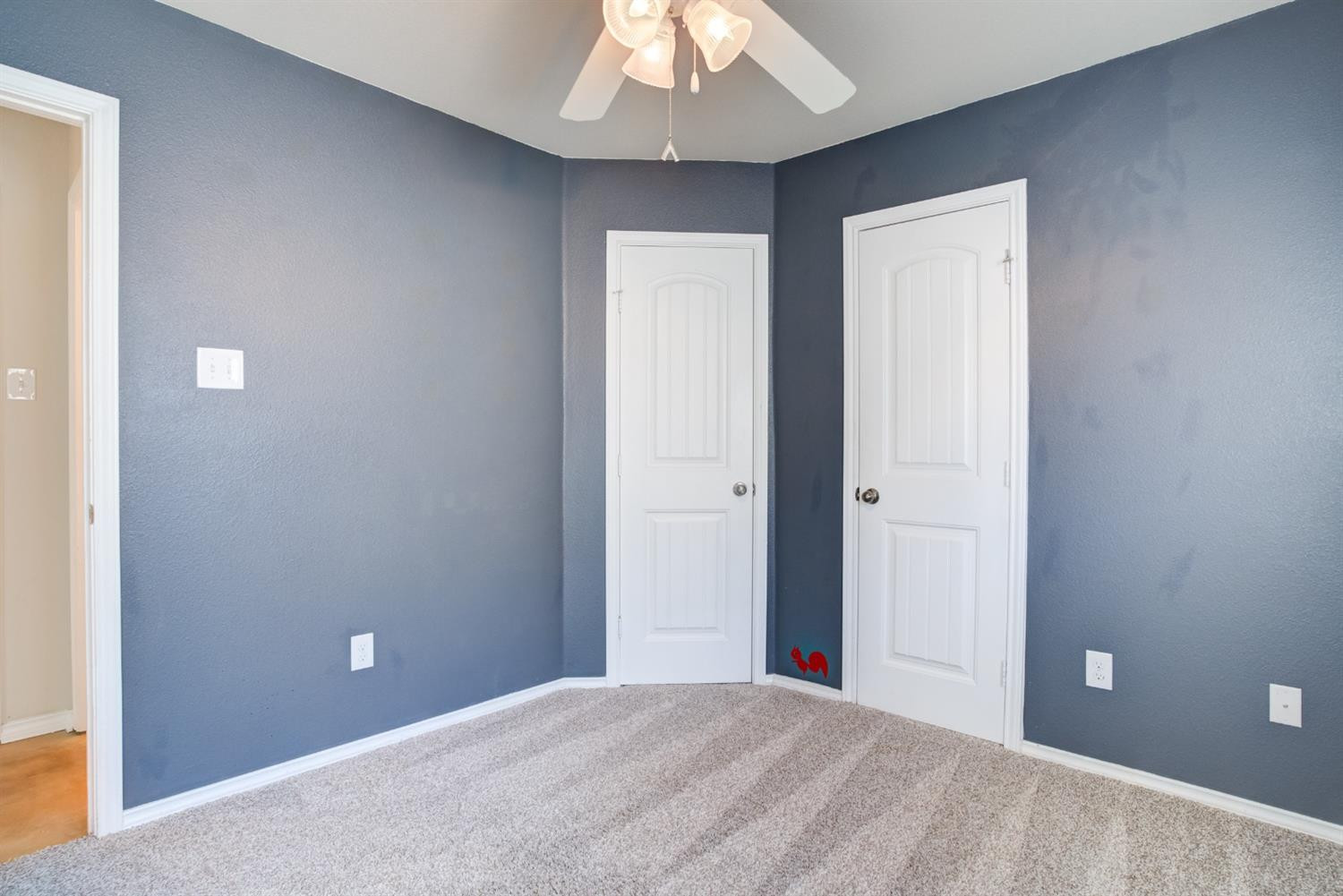 6921 95th Street Lubbock, TX 79424 - Photo 26 of 32 a view of a livingroom with a chandelier fan
