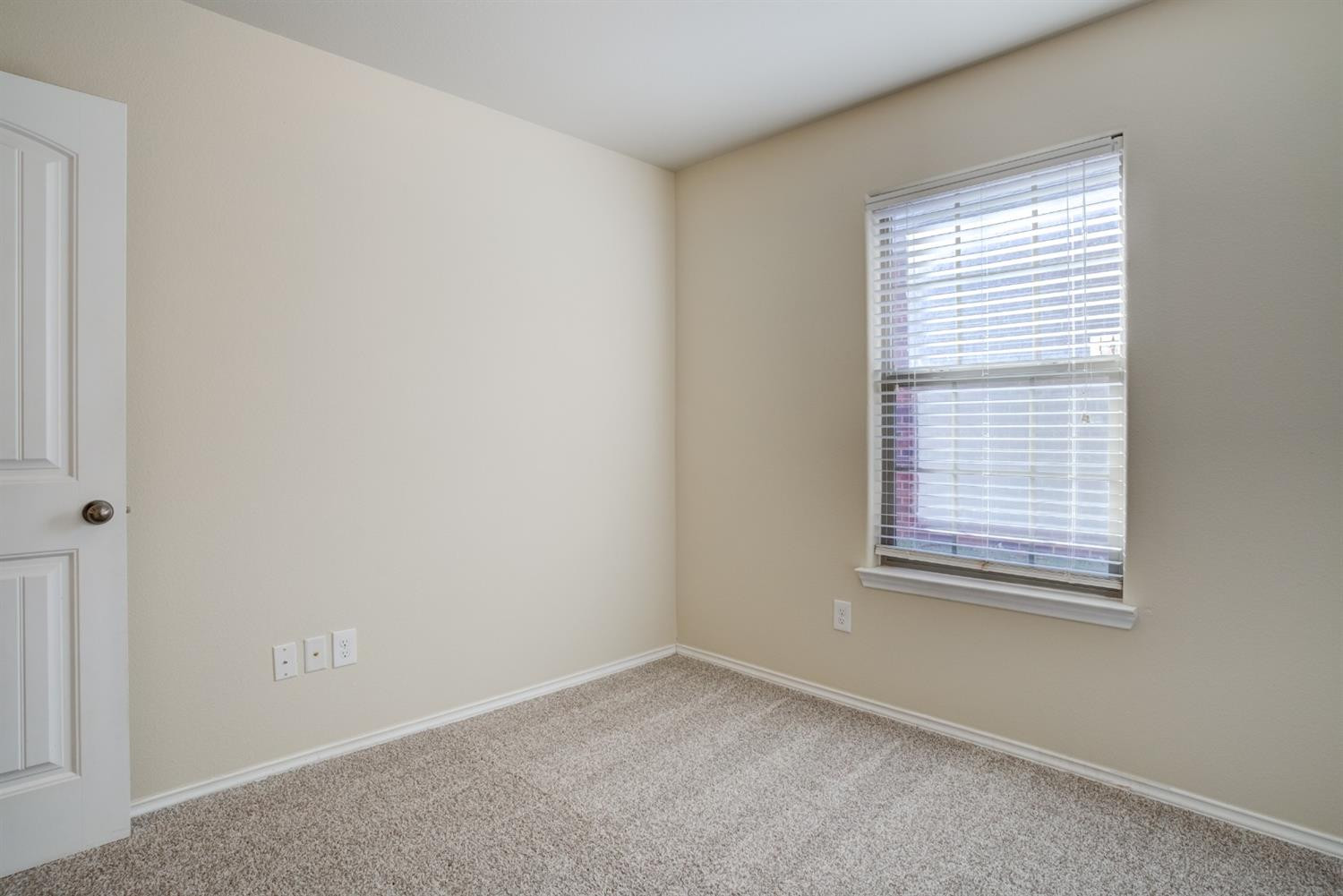 6921 95th Street Lubbock, TX 79424 - Photo 28 of 32 an empty room with a window
