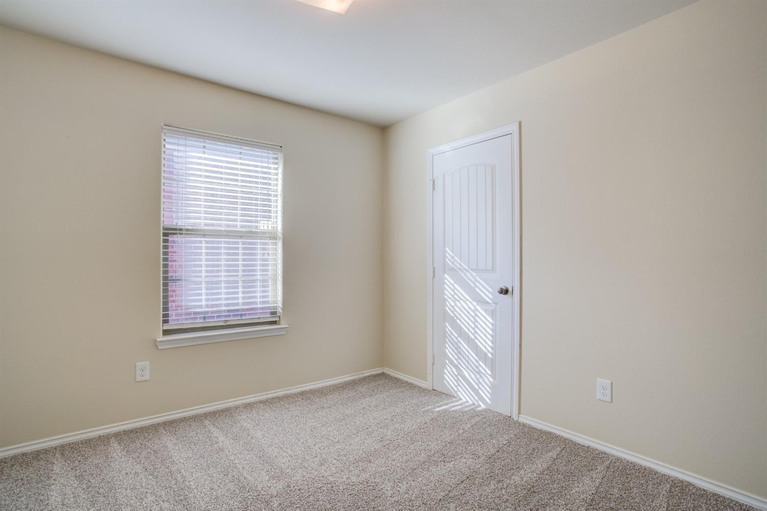 6921 95th Street Lubbock, TX 79424 - Photo 29 of 32 an empty room with windows and closet
