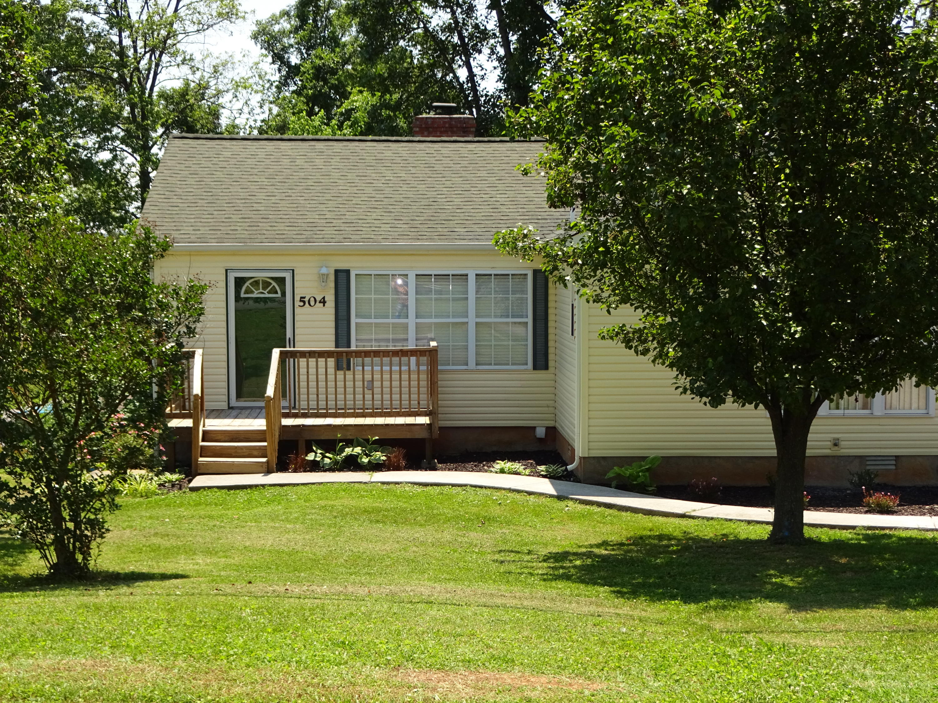 504 Oakcrest Road Knoxville, TN 37912 - Photo 1 of 17 DSC04369