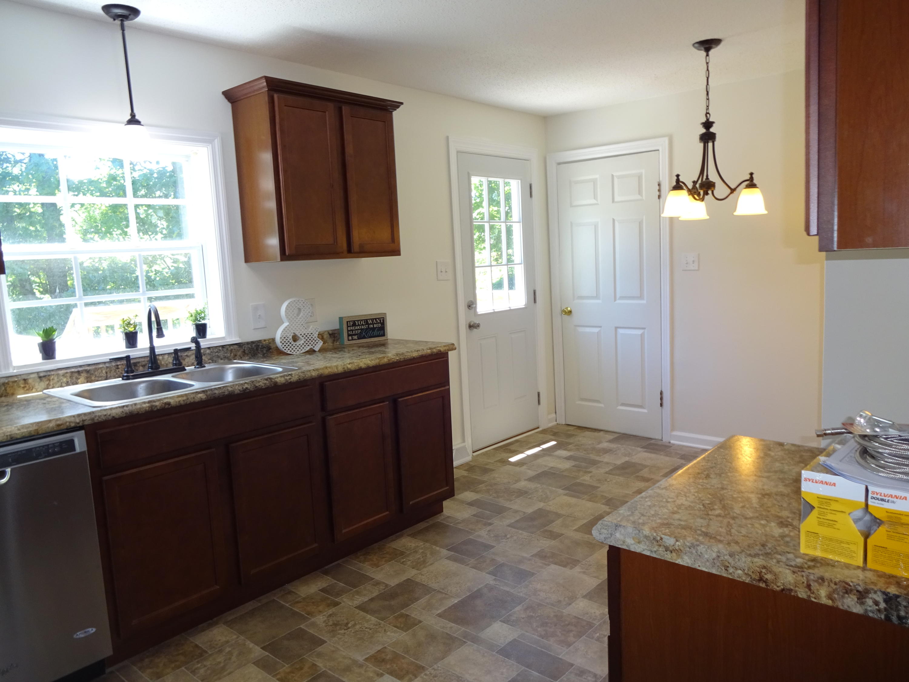 504 Oakcrest Road Knoxville, TN 37912 - Photo 5 of 17 DSC04376