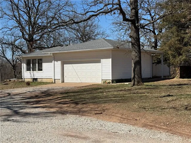 $300,000 | 3998 State Highway 32, El Dorado Springs, MO 64744