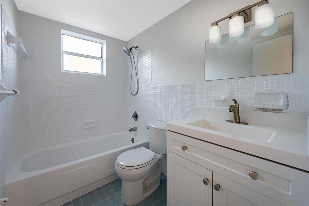 2465 Southwest 18th Avenue, Unit 3206 Miami, FL 33133 - Photo 14 of 21 a bathroom with a sink a toilet and a bathtub