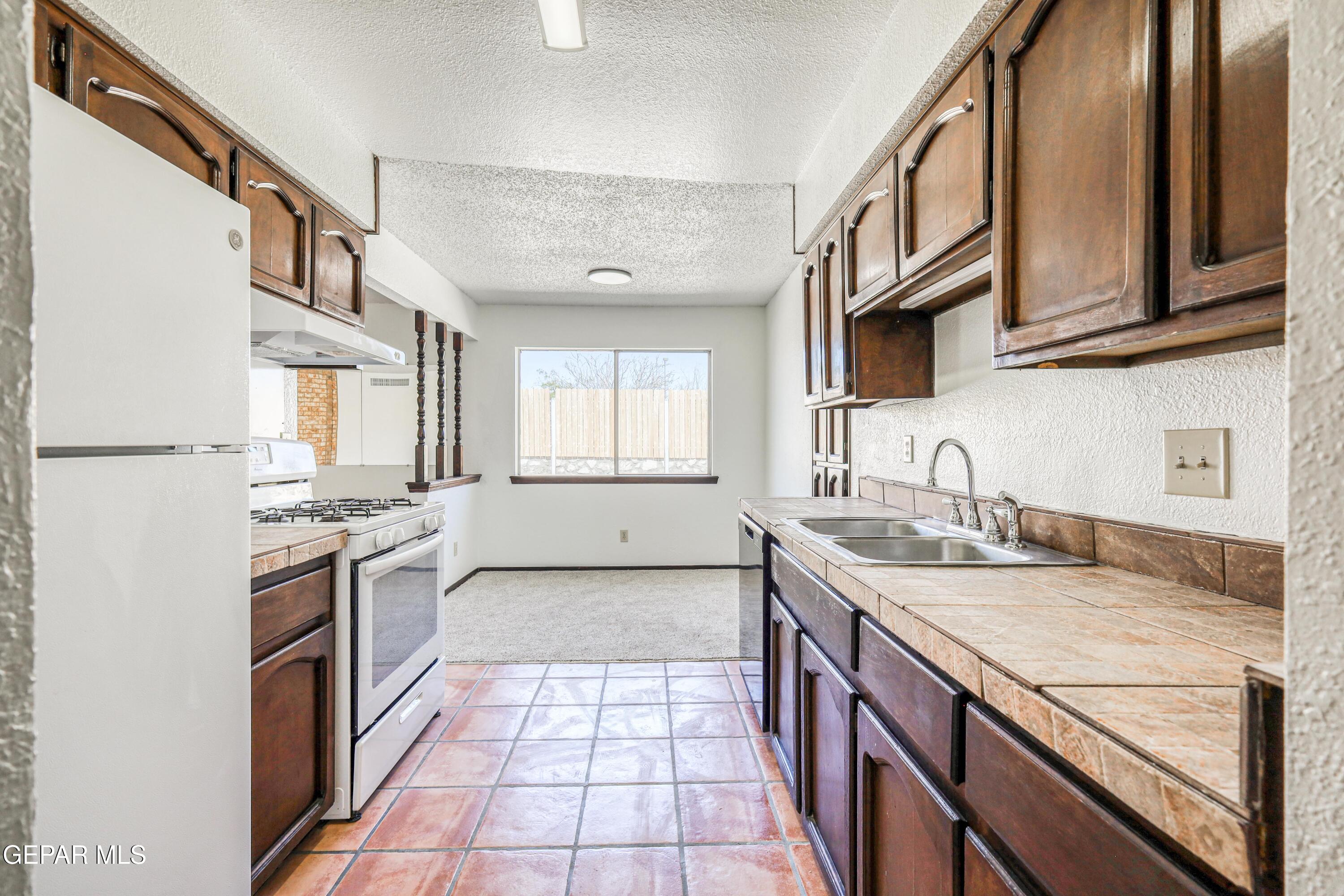 321 Gus Rallis Drive El Paso, TX 79932 - Photo 8 of 38 IMG_8386_HDR