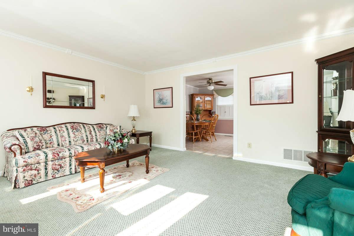 8415 Kings Ridge Road Baltimore, MD 21234 - Photo 5 of 30 Living Room