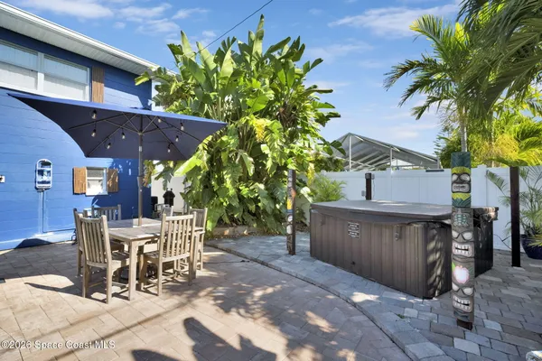 a view of a backyard