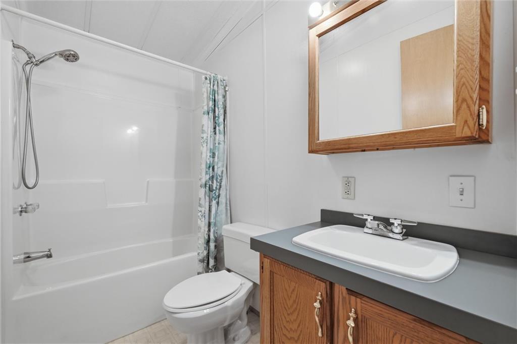 816 North 4th Street Apollo, PA 15613 - Photo 14 of 27 Main Bathroom
