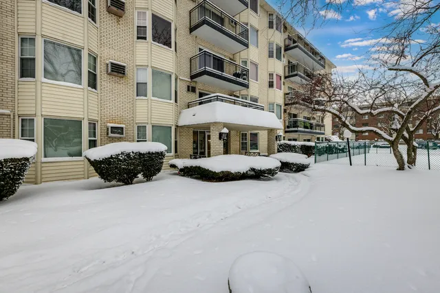 $255,000 | 5510 Lincoln Avenue, Unit 101, Morton Grove, IL 60053