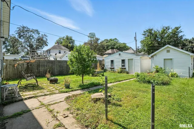a view of backyard of the house
