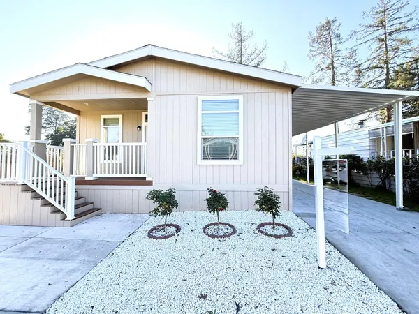 a view of a house with backyard
