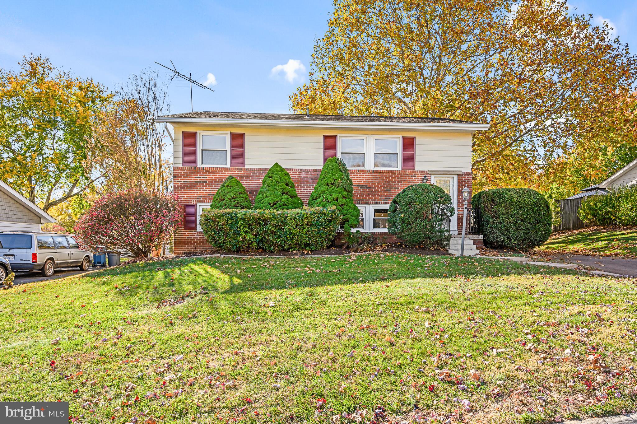 1031 South Hoga Road Sterling, VA 20164 - Photo 2 of 28 Gallery Image 2