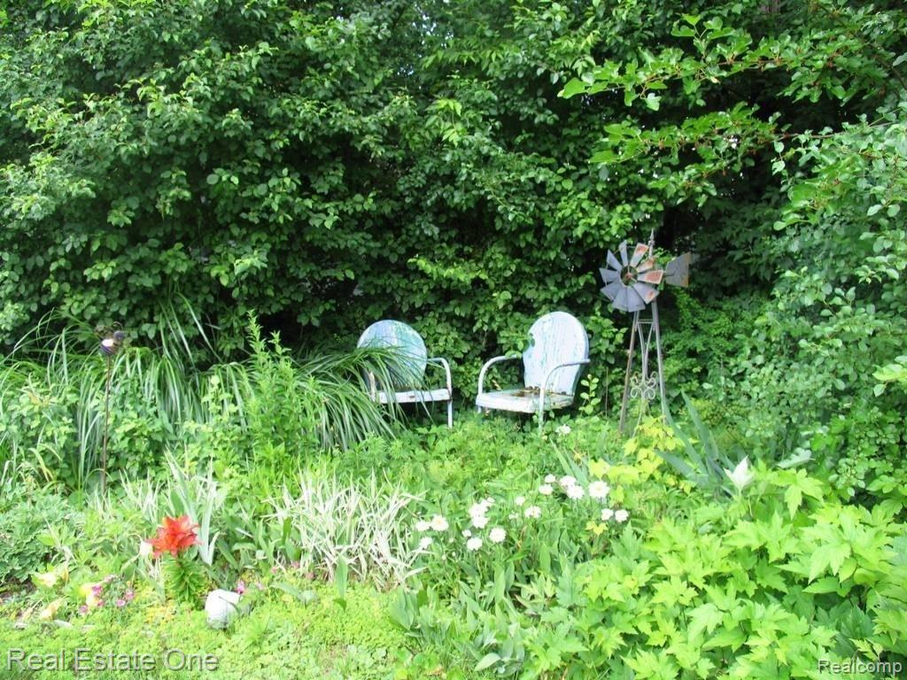 234 Chippewa Road Pontiac, MI 48341 - Photo 7 of 25 Landscaped
