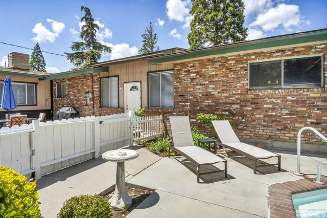 a view of a house with backyard and garden
