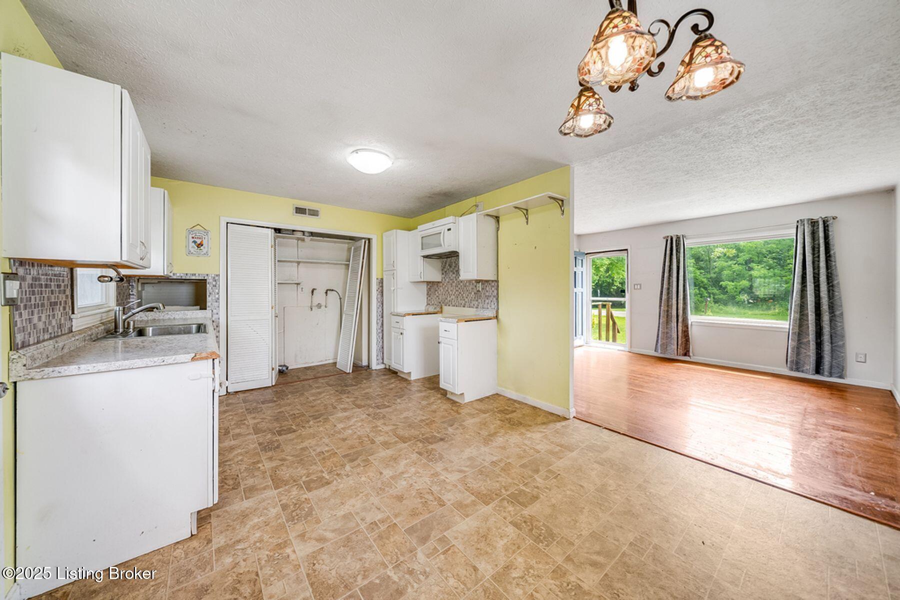 9208 Maple Road Louisville, KY 40229 - Photo 9 of 34 photo_online_009