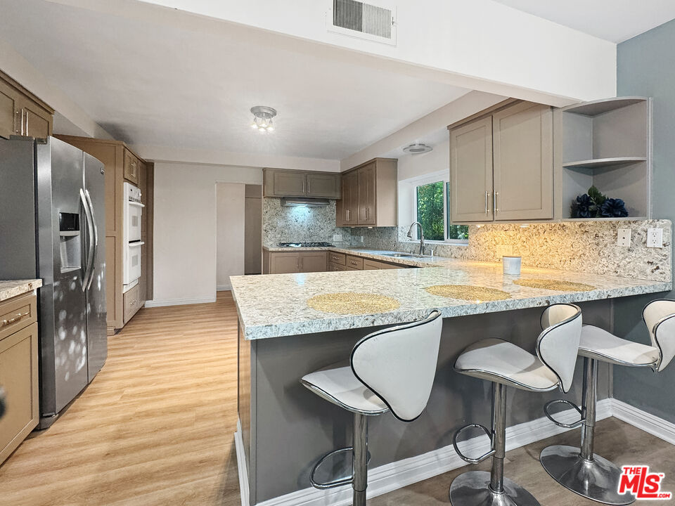15701 Royal Ridge Road Los Angeles, CA 91403 - Photo 4 of 15 Gallery Image 4