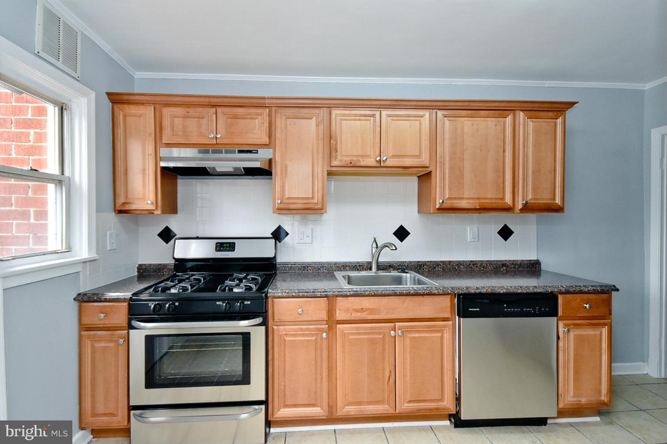 4925 Greencrest Road Baltimore, MD 21206 - Photo 4 of 26 Kitchen