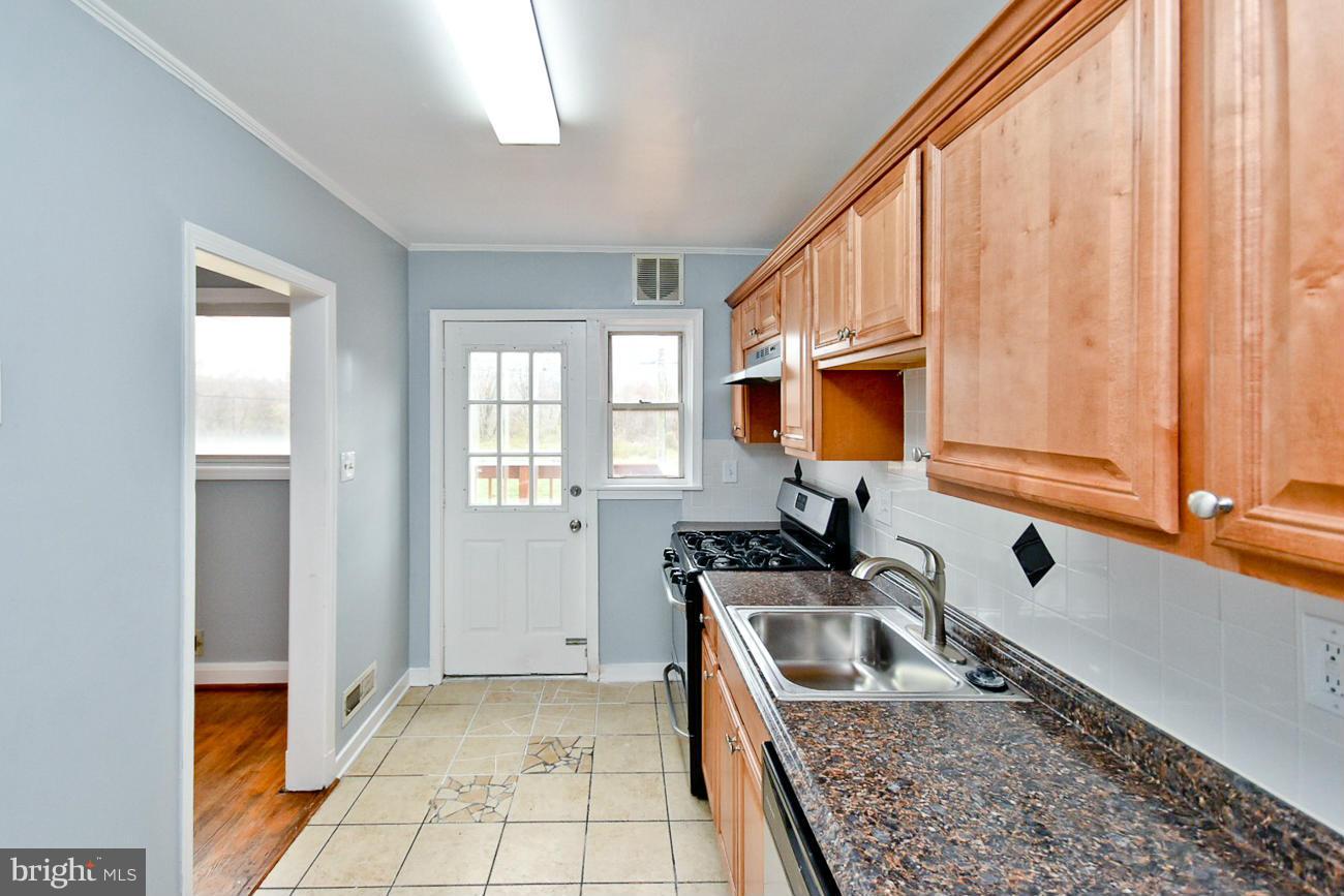 4925 Greencrest Road Baltimore, MD 21206 - Photo 6 of 26 Kitchen
