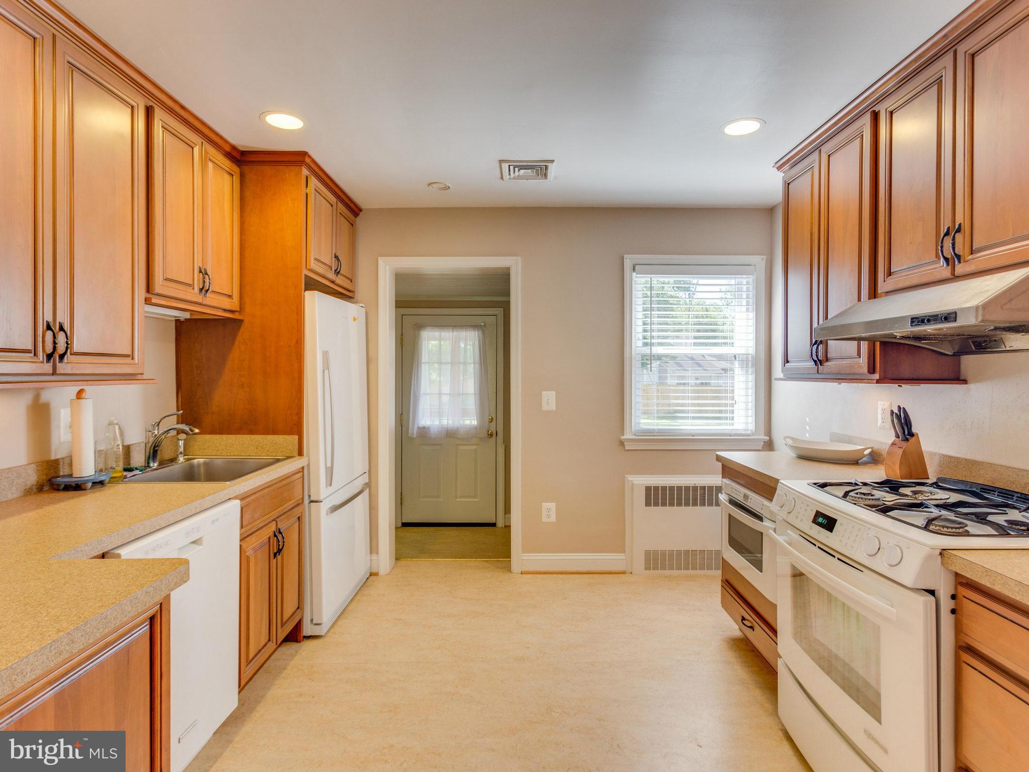 9207 Mathis Avenue Manassas, VA 20110 - Photo 10 of 30 Kitchen